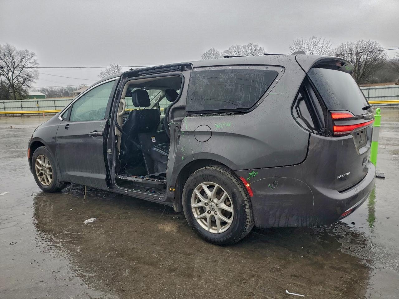 Chrysler Pacifica Touring L Image 12