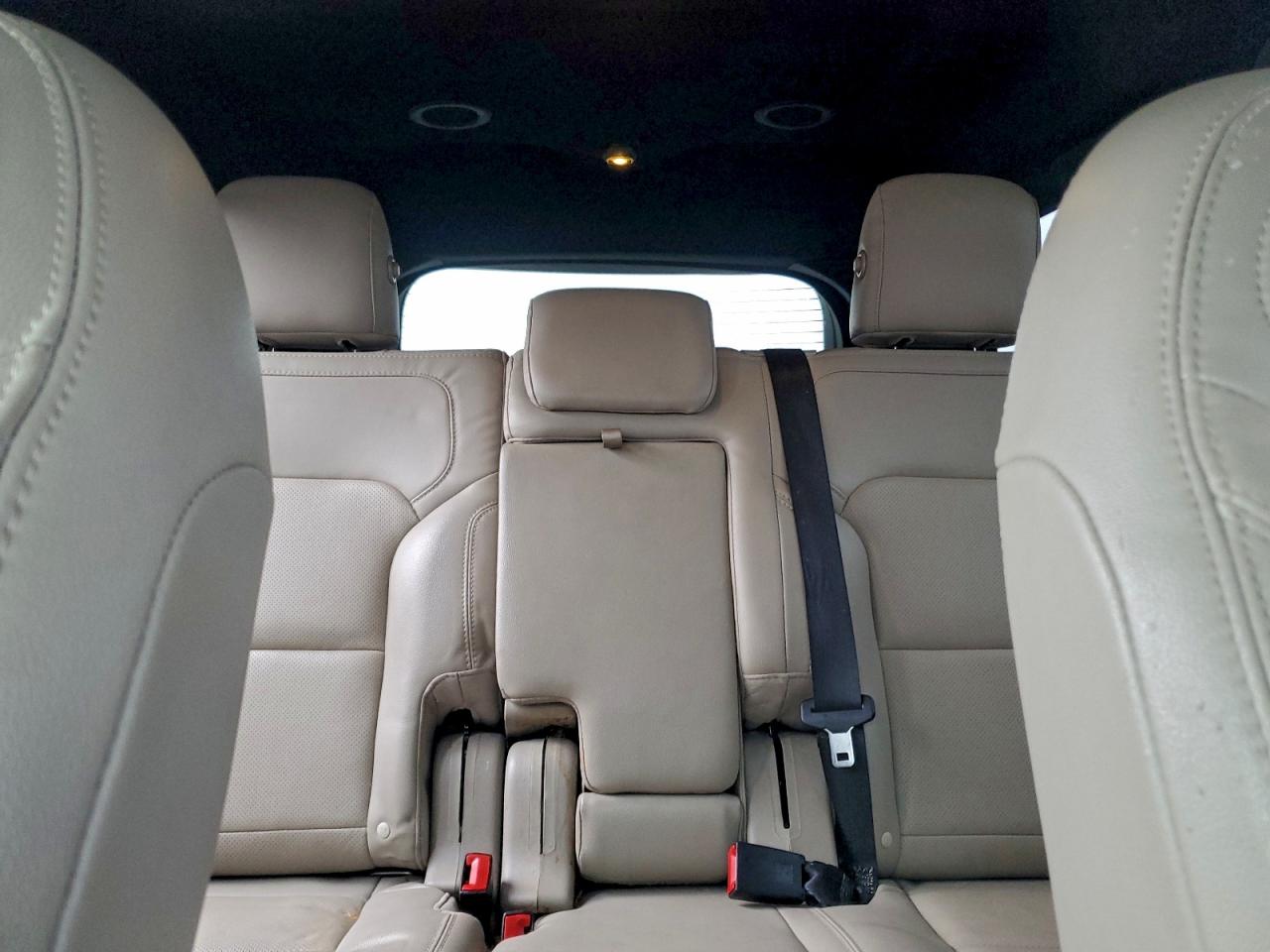 Ford Explorer Limited Image 3