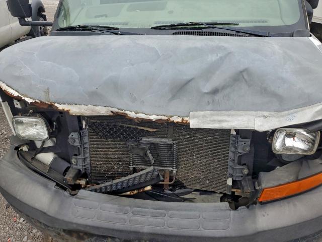 Chevrolet Express Image 3