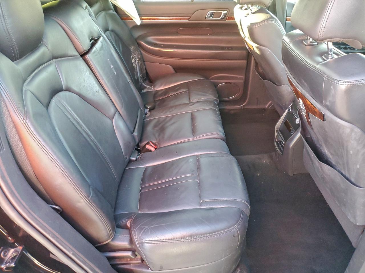 Lincoln MKT Image 13