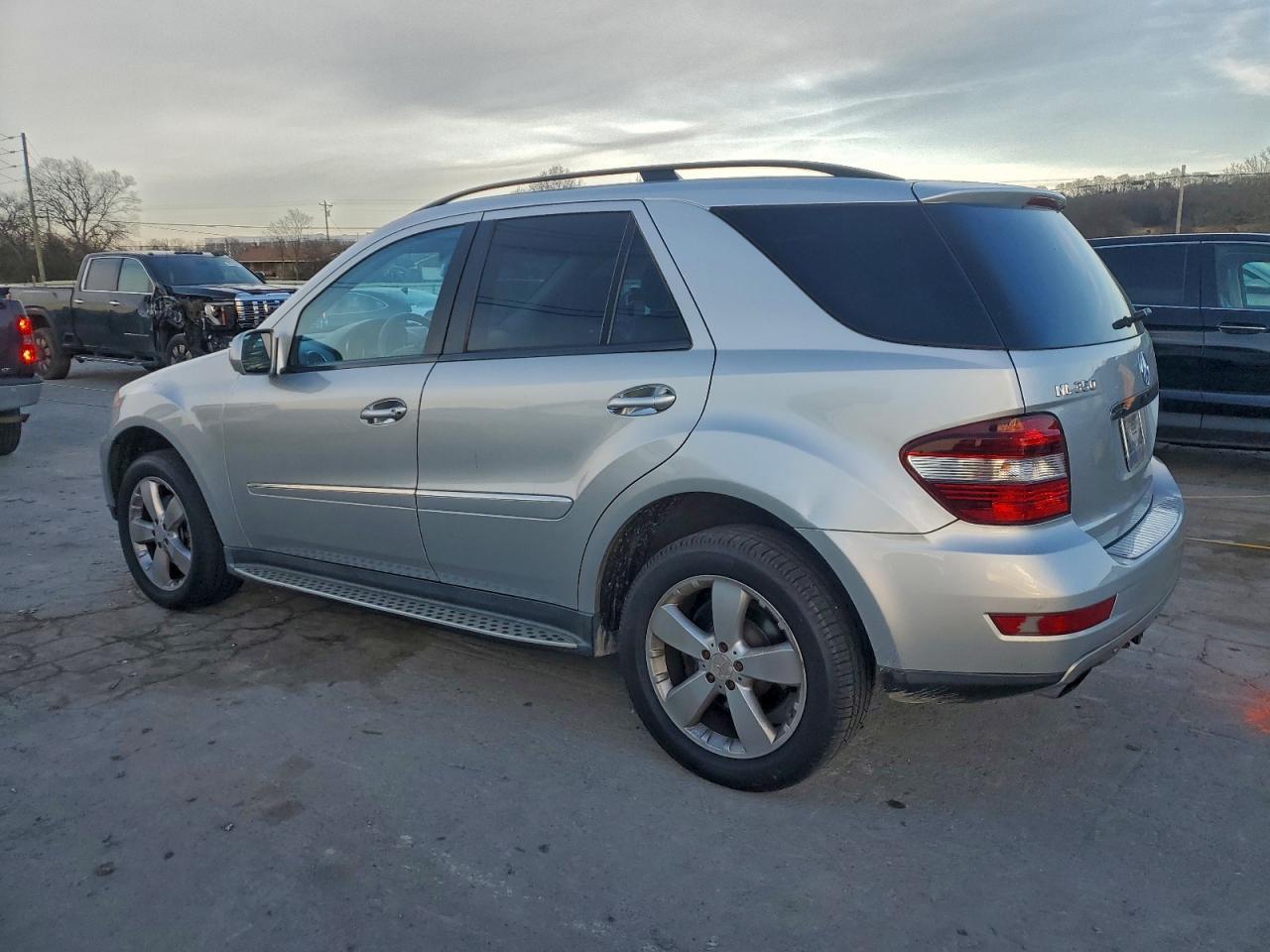 Mercedes-Benz M-Class 350 Image 8