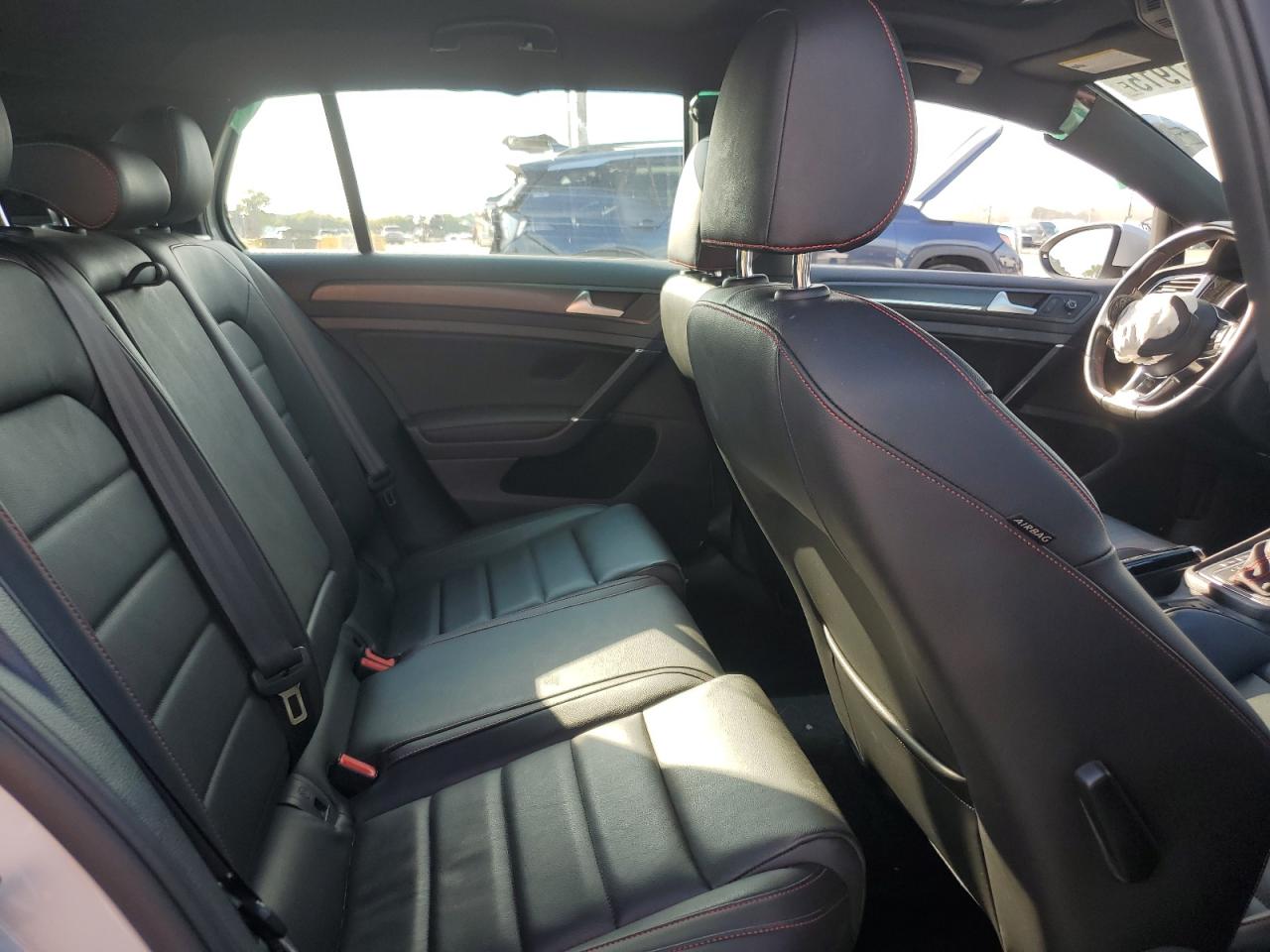 Volkswagen GTI S Image 5