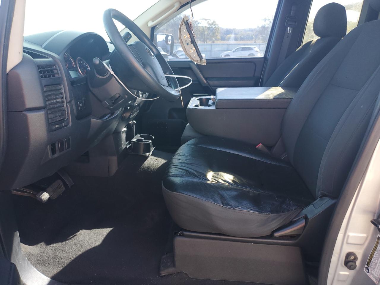 Nissan Titan Xe Image 5