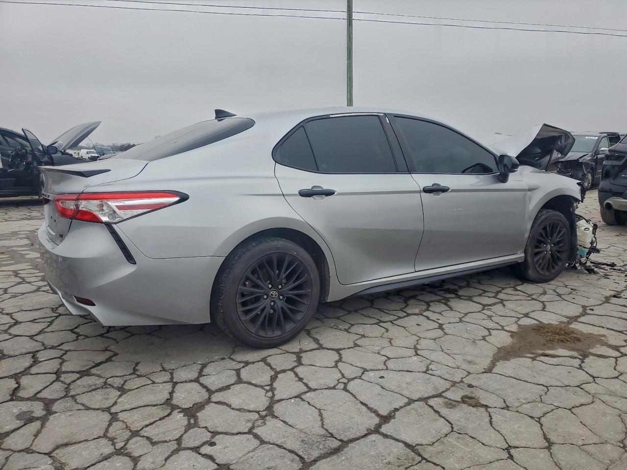 Toyota Camry Se Image 8