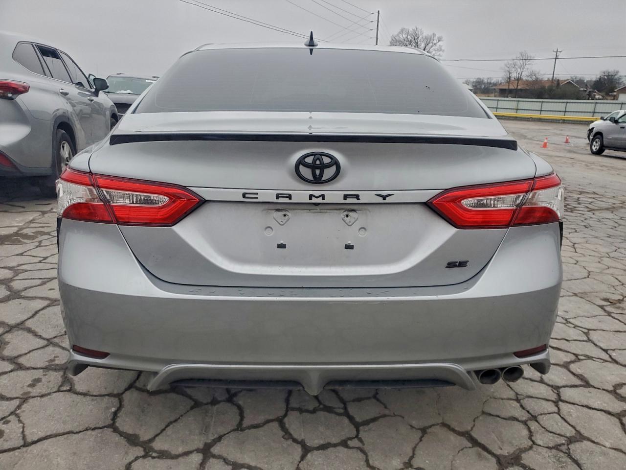 Toyota Camry Se Image 9