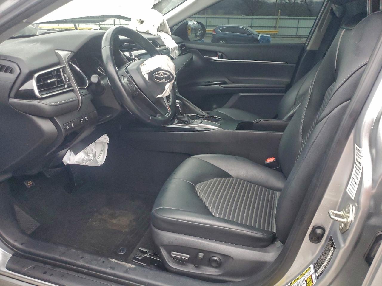 Toyota Camry Se Image 11