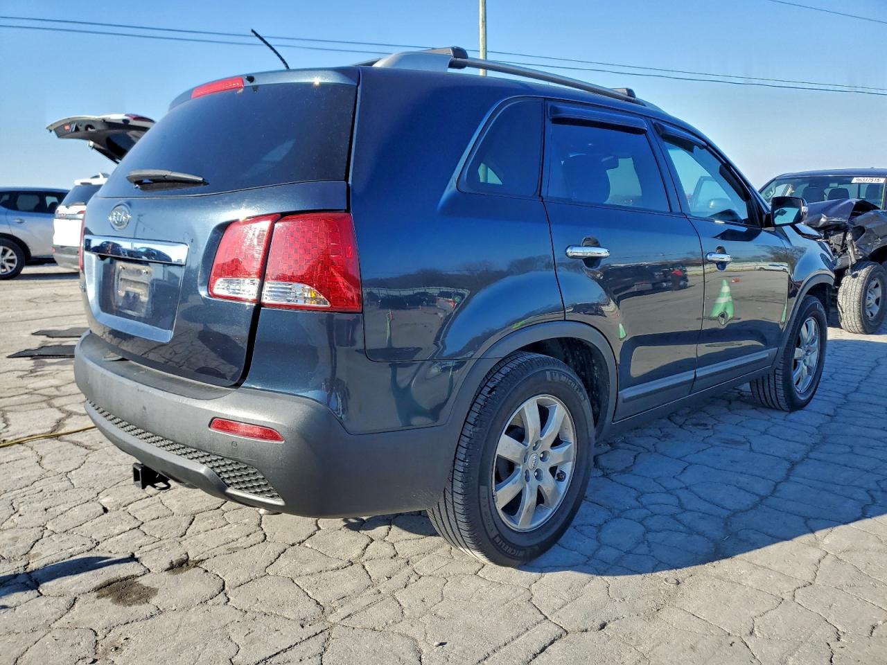 Kia Sorento Base Image 5