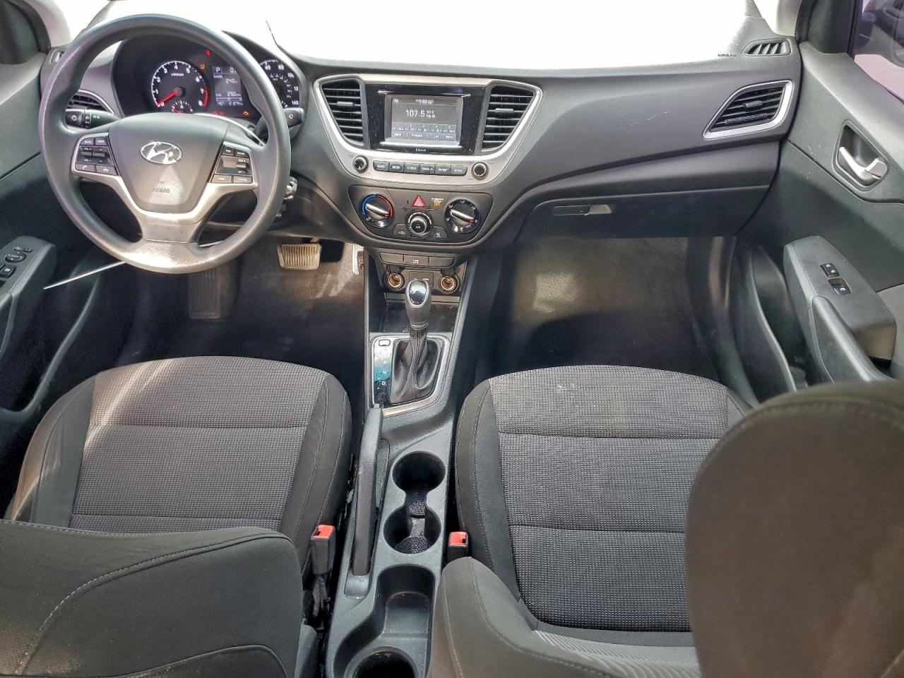 Hyundai ACCENT Se Image 2