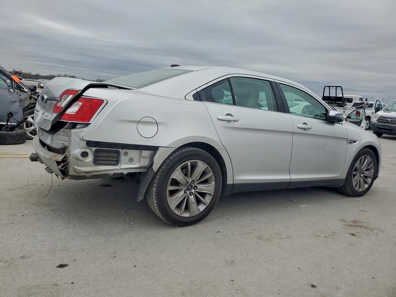 Ford Taurus Limited Image 3