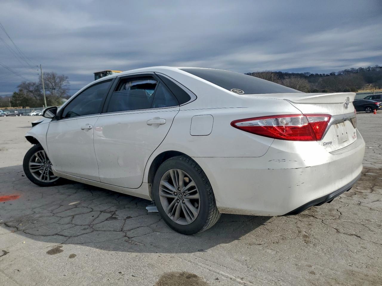 Toyota Camry Le Image 2