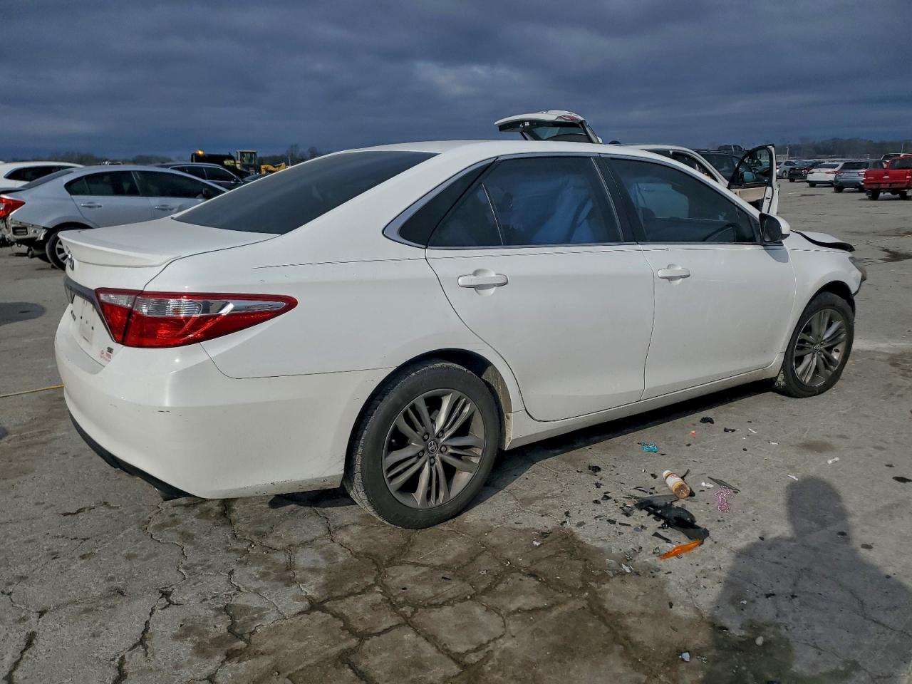 Toyota Camry Le Image 3
