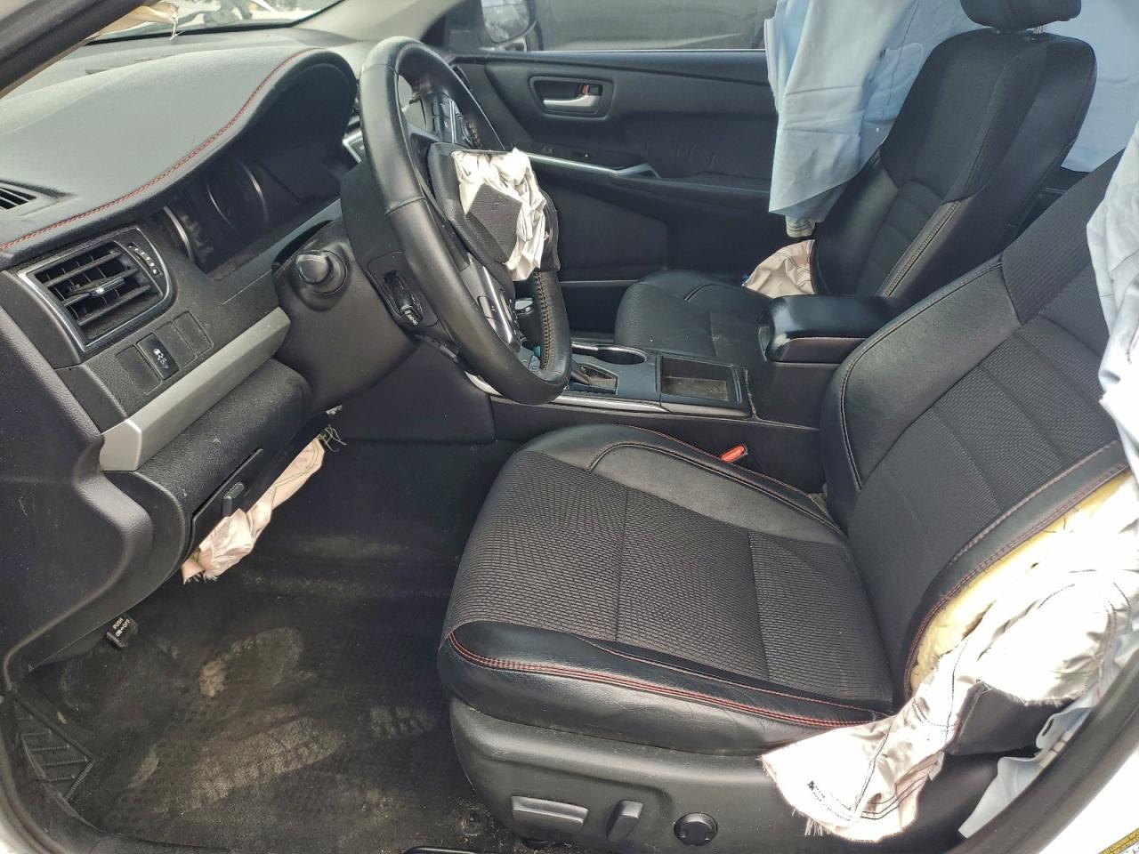 Toyota Camry Le Image 12