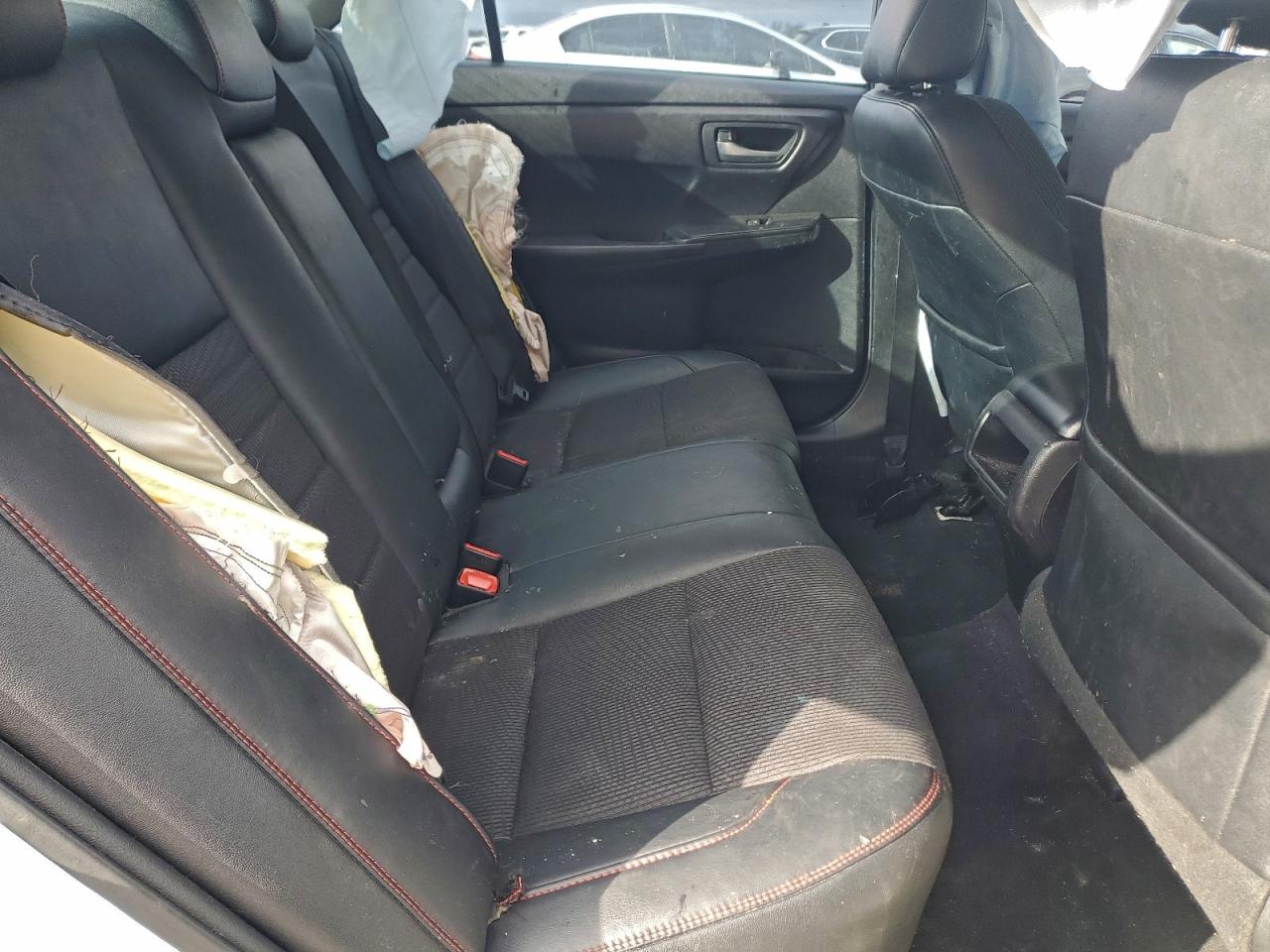 Toyota Camry Le Image 10