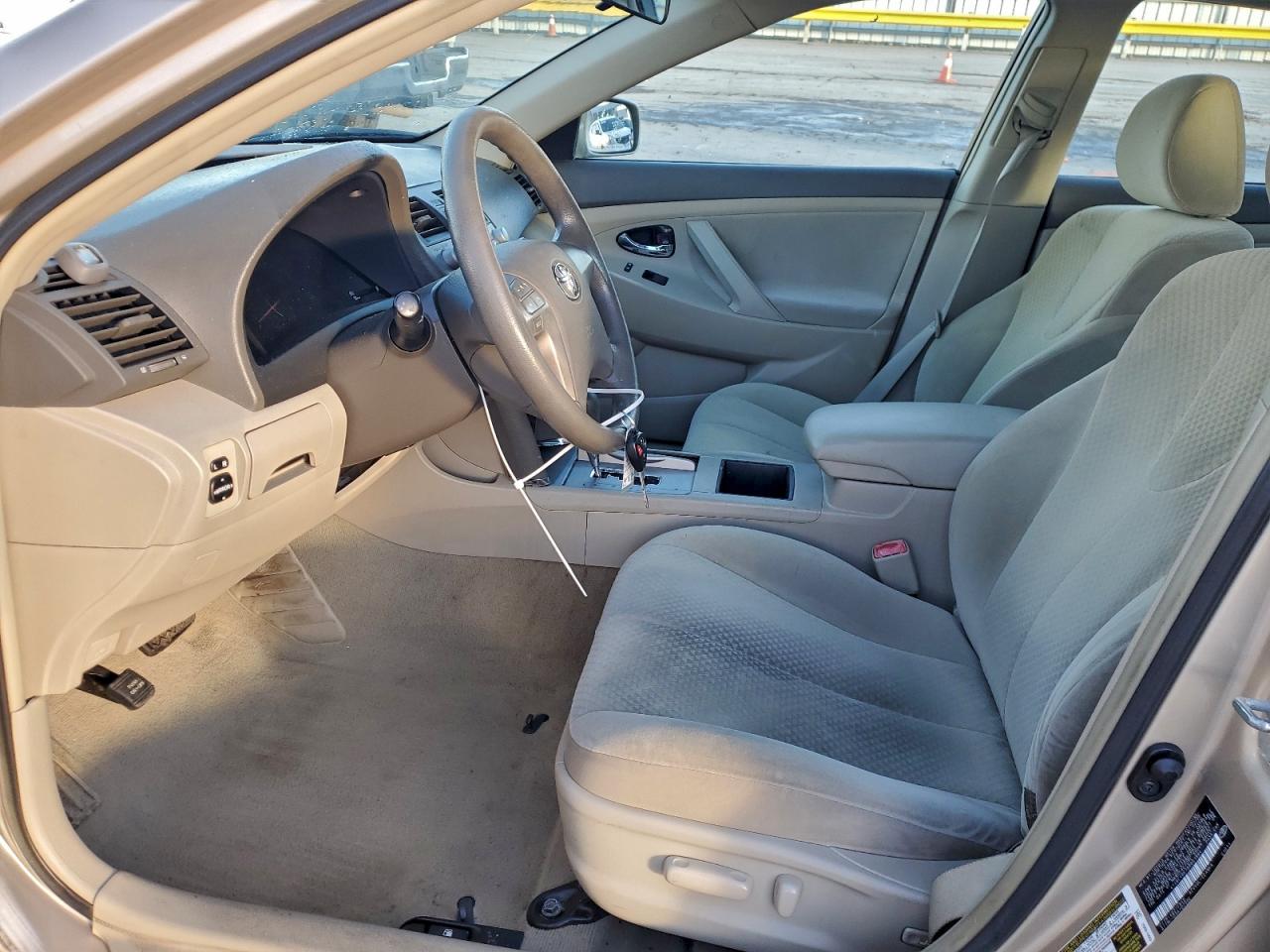 Toyota Camry Base Image 10