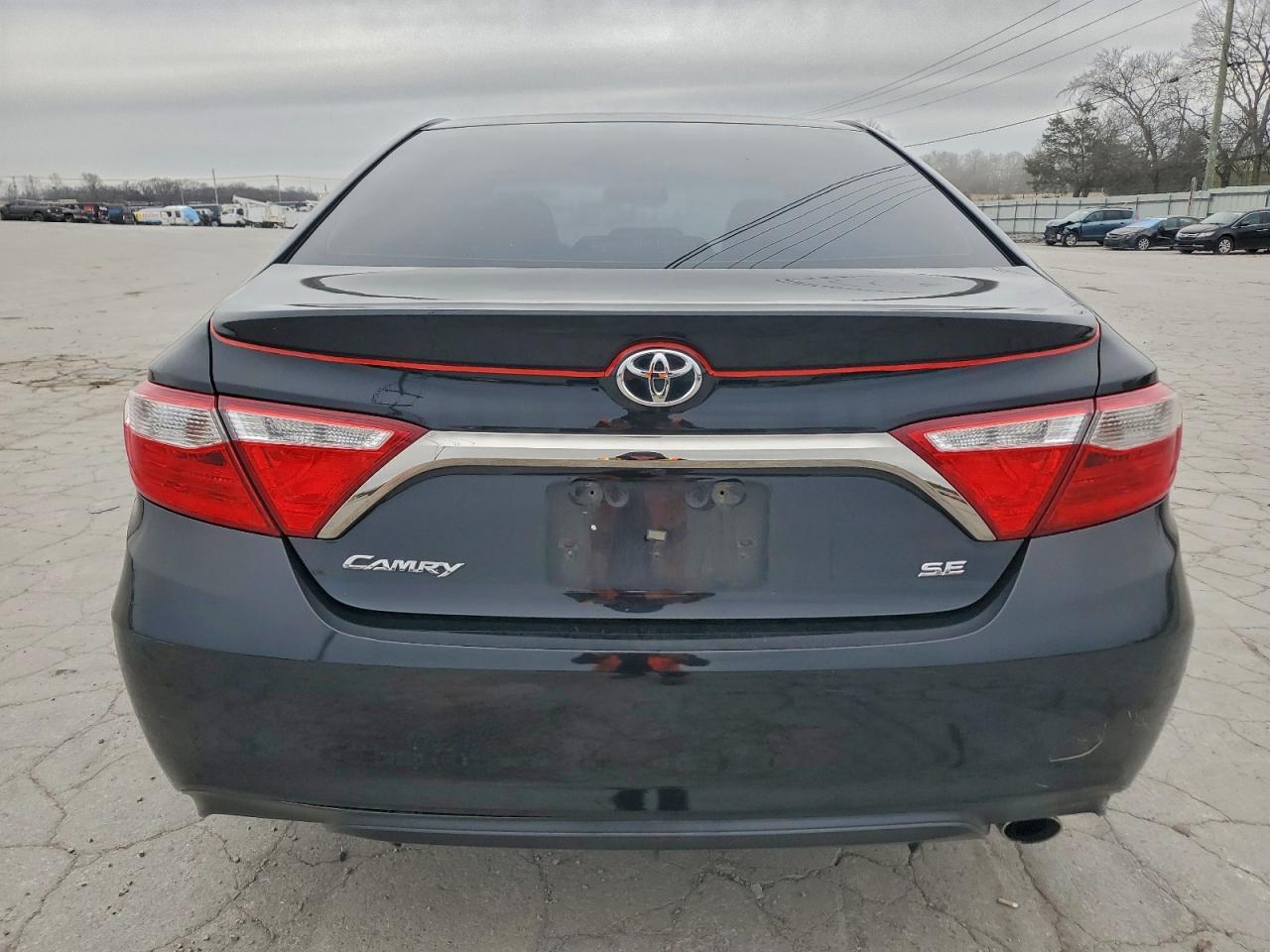 Toyota Camry Le Image 4