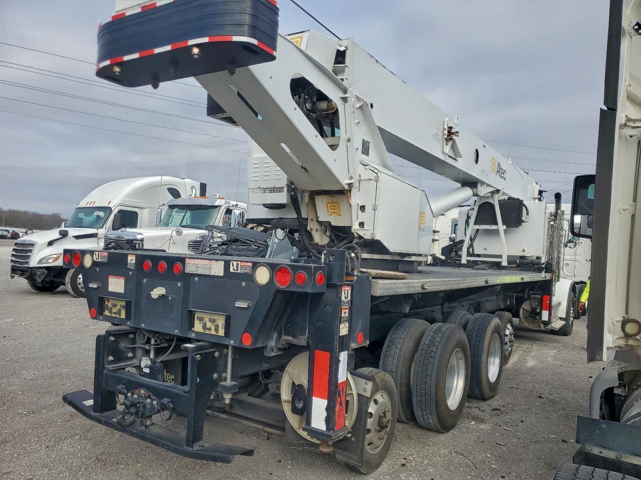 Peterbilt 365 Image 10