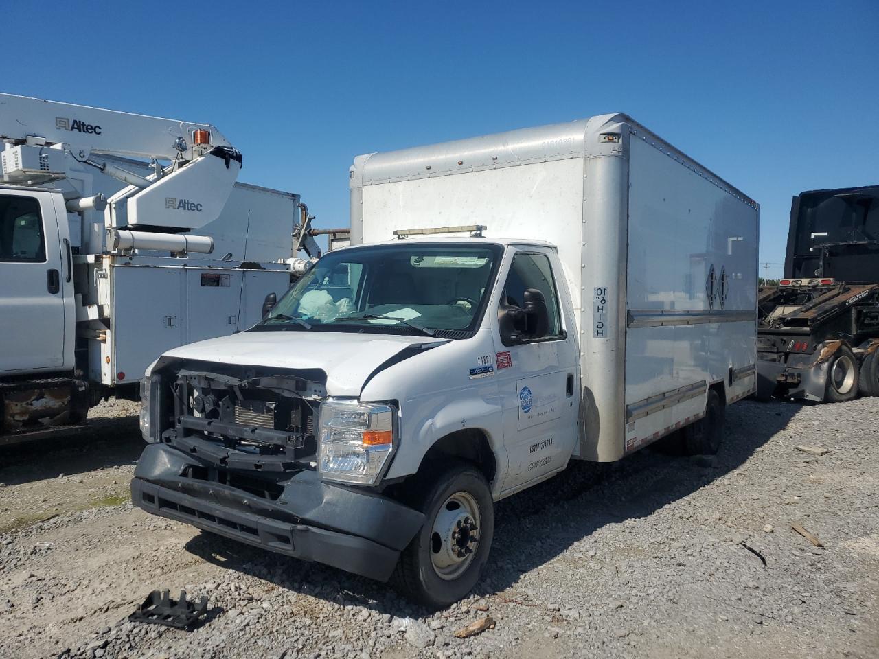 Ford Econoline E350 Super Duty Cutaway Van Image 8