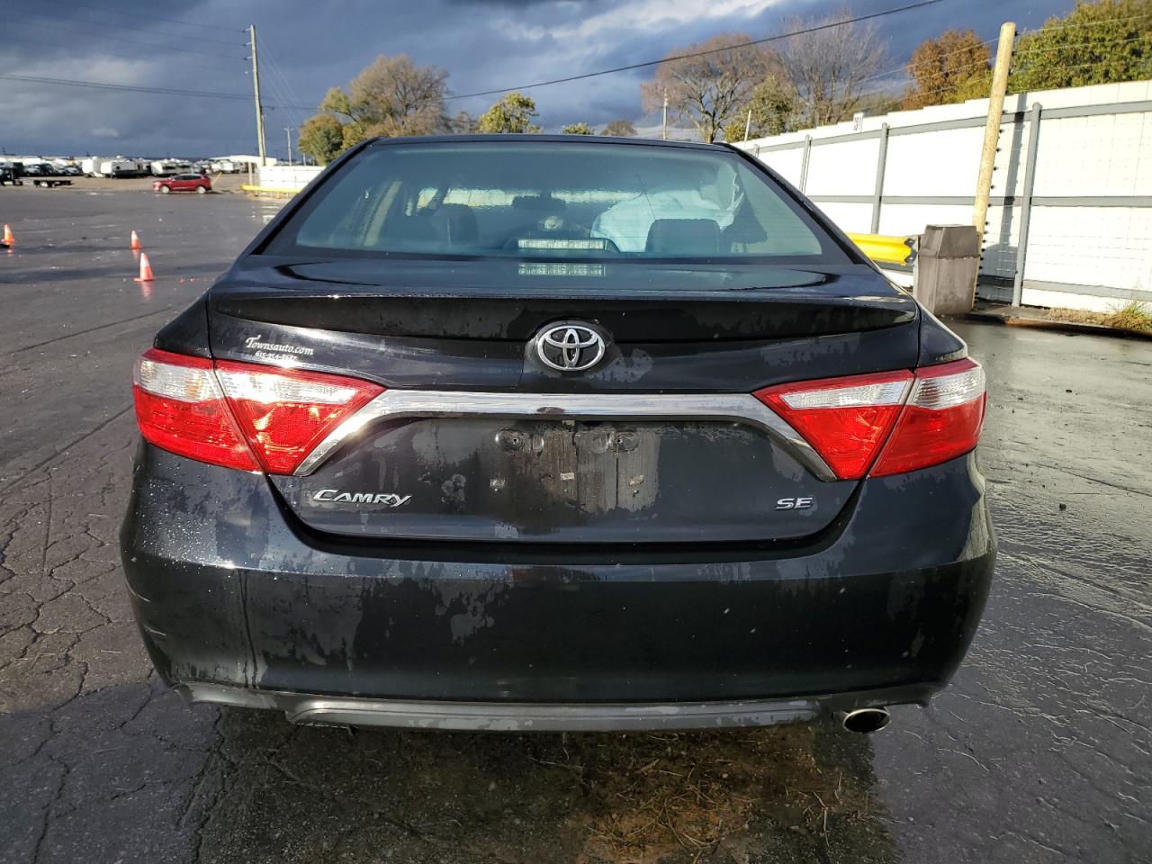 Toyota Camry Le Image 9