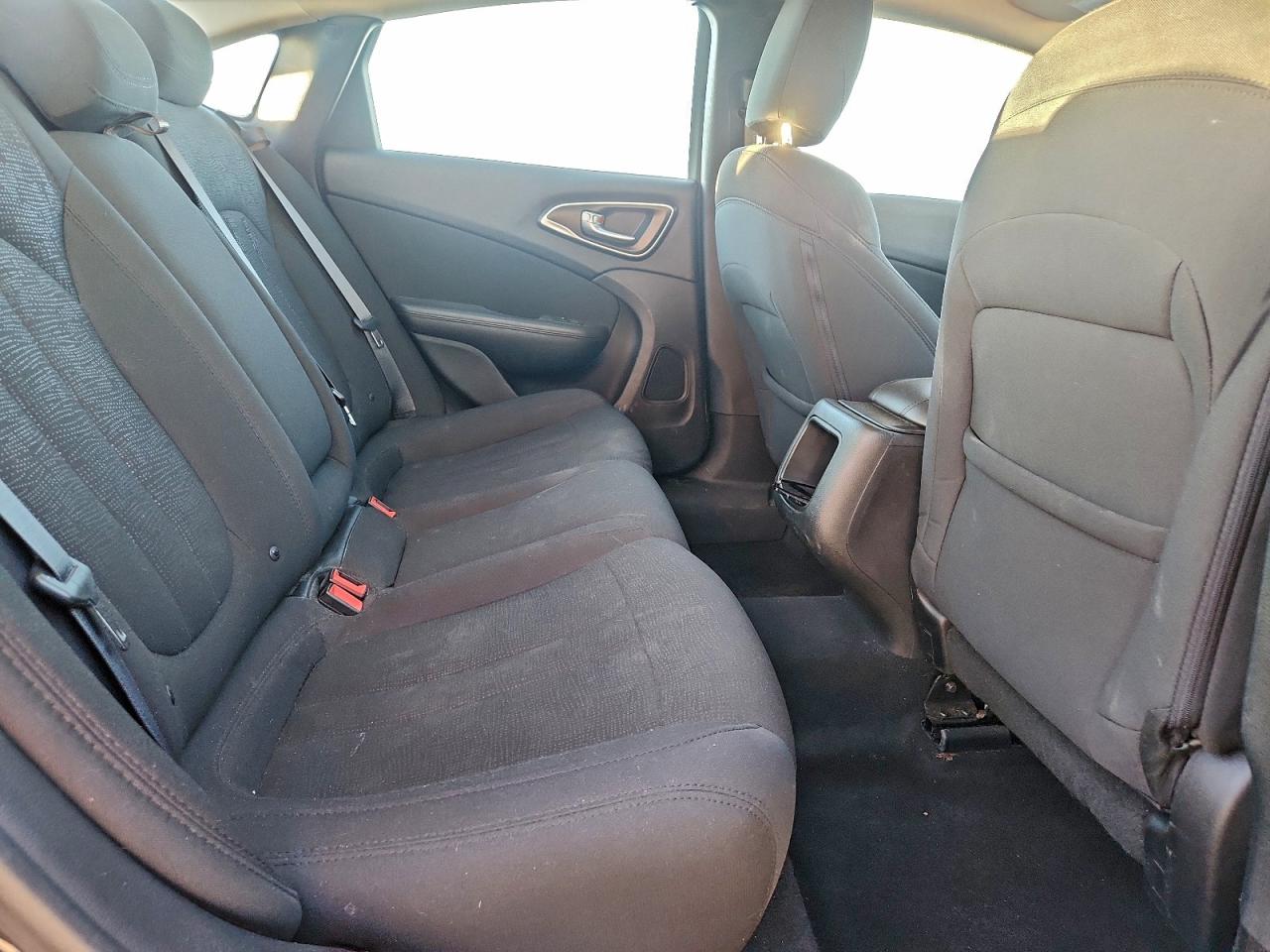 Chrysler 200 Limited Image 8