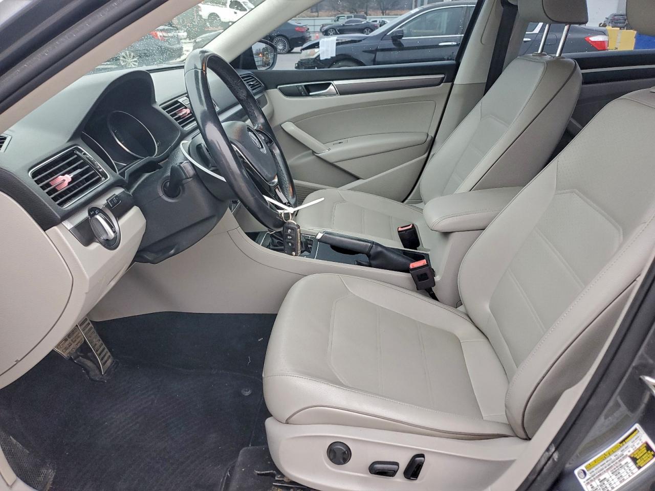 Volkswagen Passat S Image 8