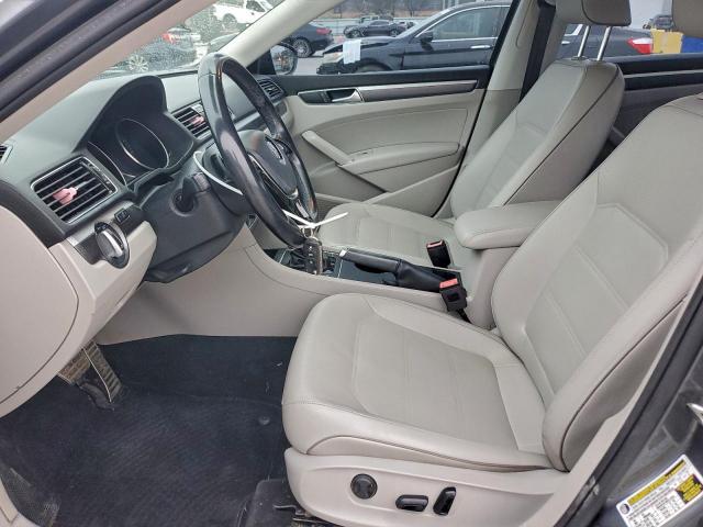 Volkswagen Passat S Image 8