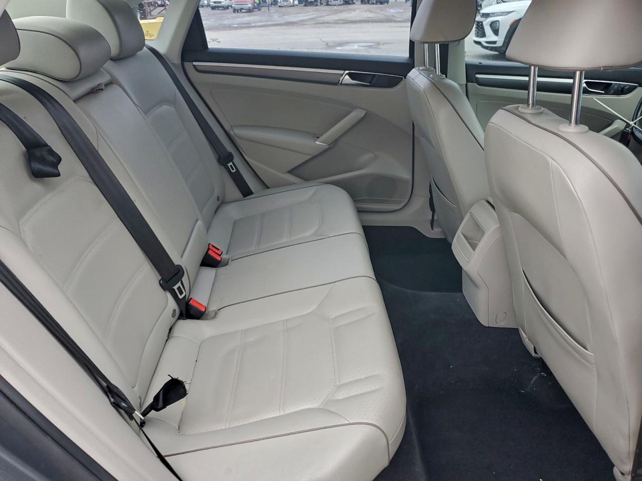 Volkswagen Passat S Image 7