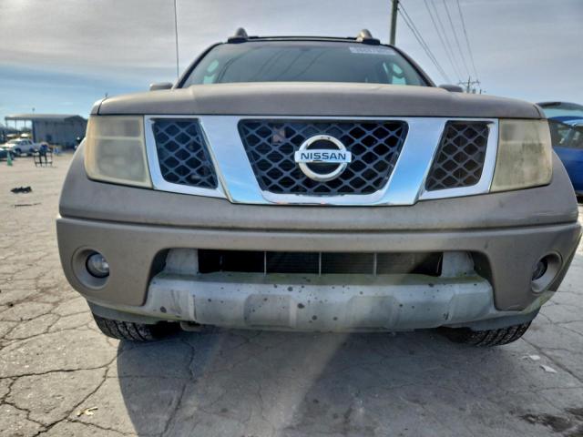 Nissan Frontier Crew Cab Le Image 2
