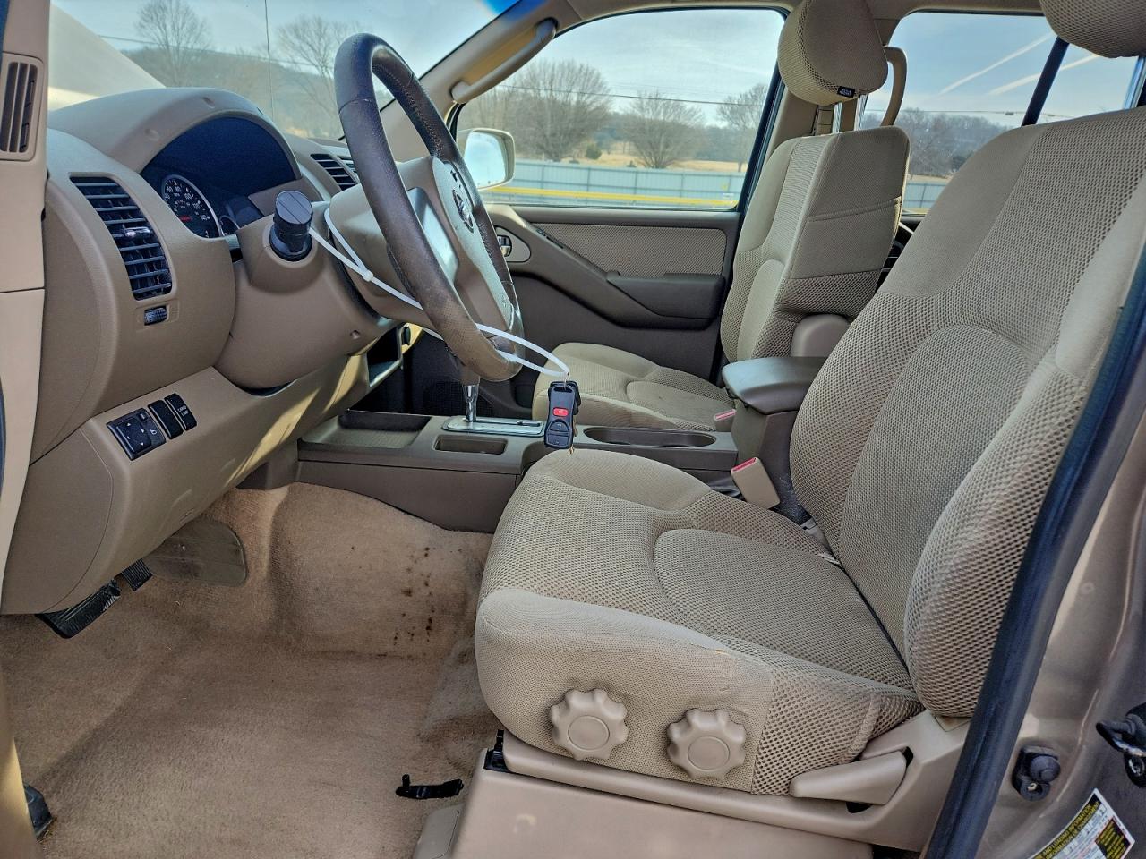 Nissan Frontier Crew Cab Le Image 5