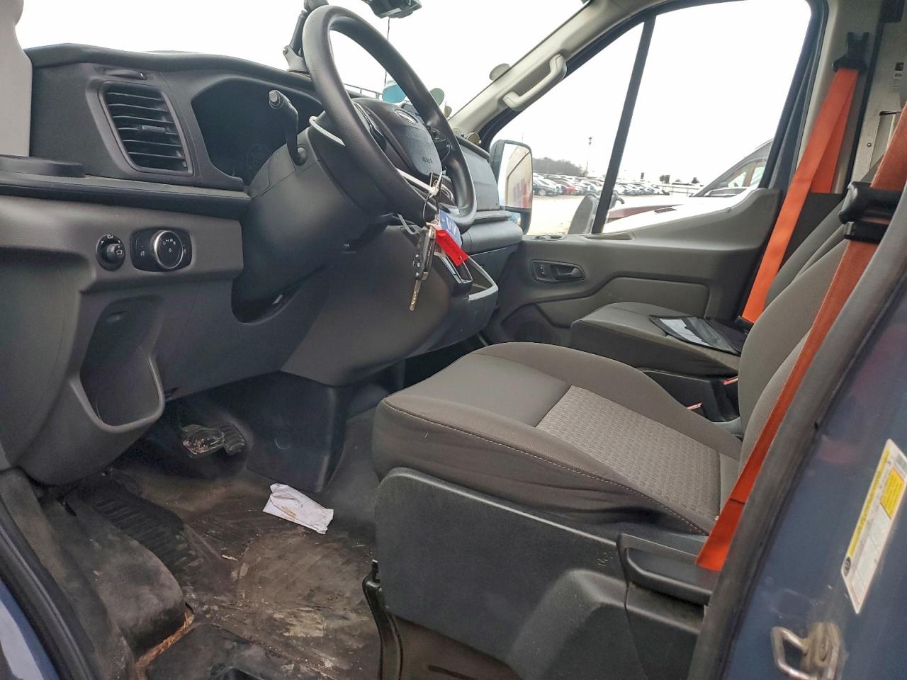 Ford Transit T-250 Image 6