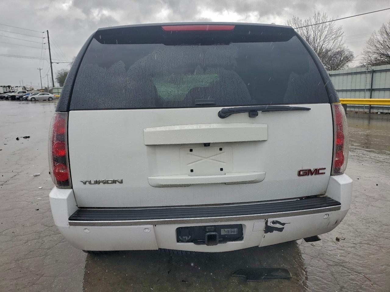 GMC Yukon Denali Image 5