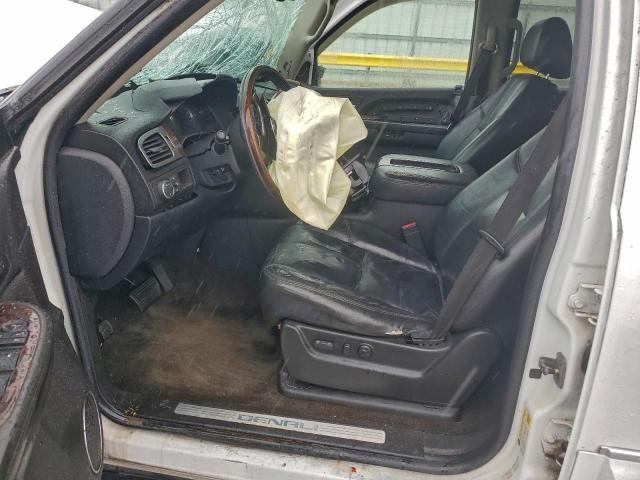 GMC Yukon Denali Image 7