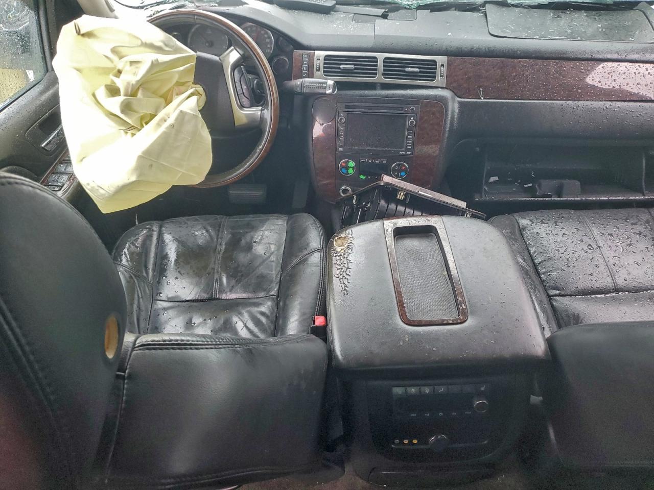 GMC Yukon Denali Image 4