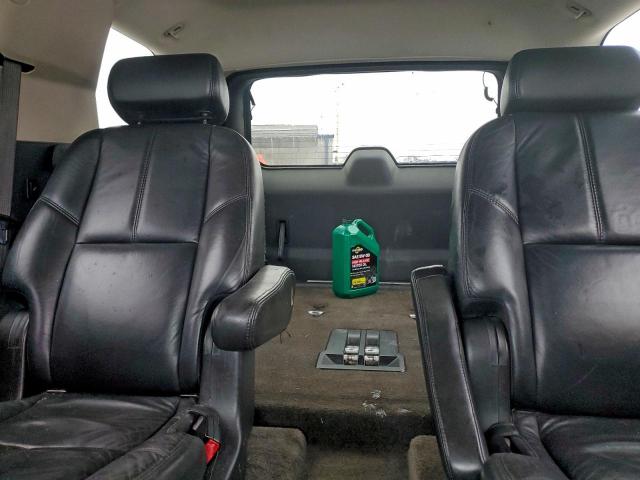 GMC Yukon Denali Image 11