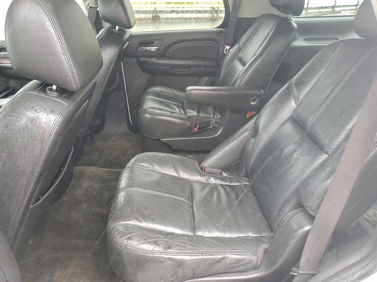 GMC Yukon Denali Image 9