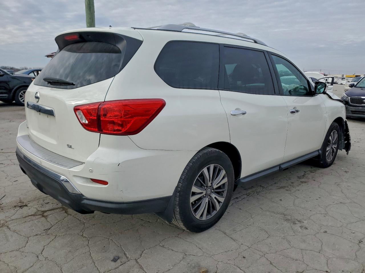 Nissan Pathfinder S Image 5