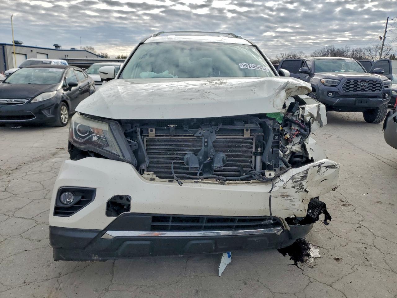 Nissan Pathfinder S Image 9