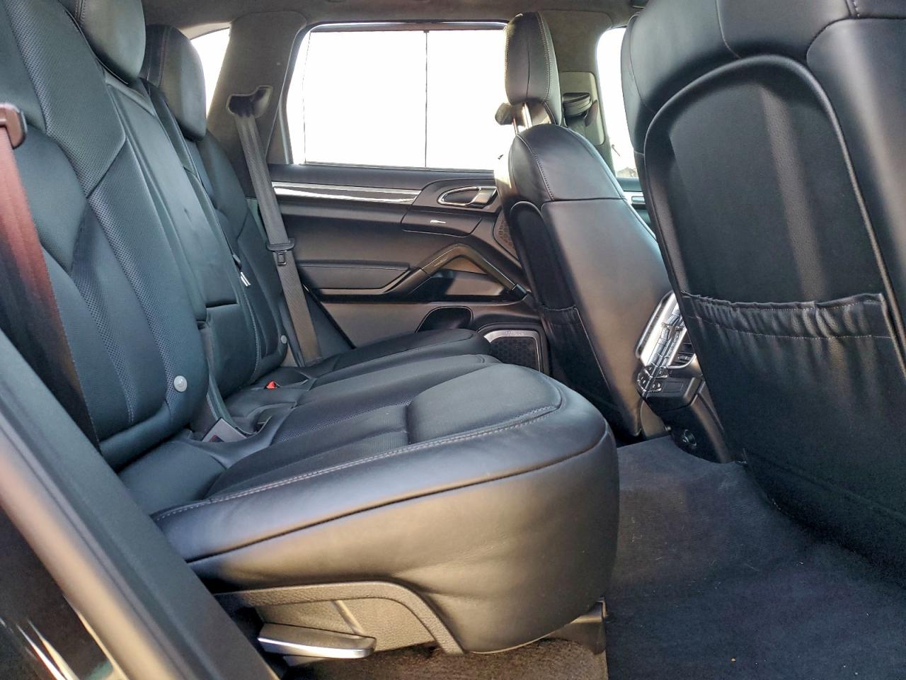 Porsche Cayenne Turbo Image 6