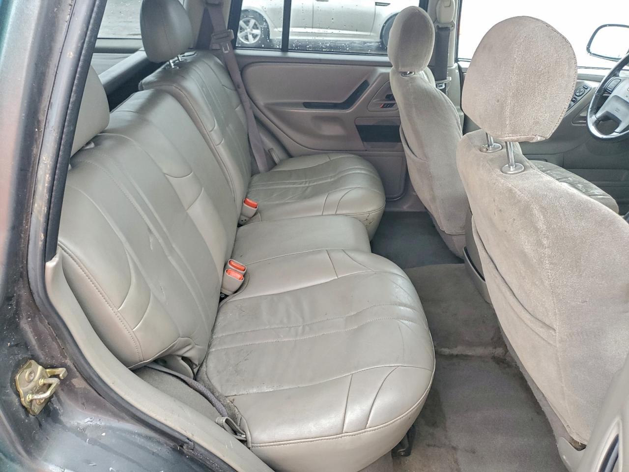 Jeep Grand Cherokee Sport Image 2