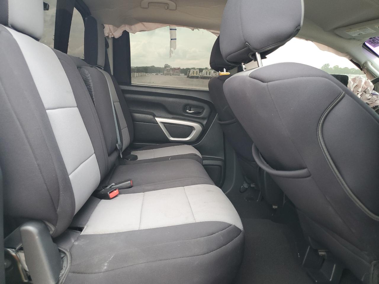 Nissan Titan S Image 8