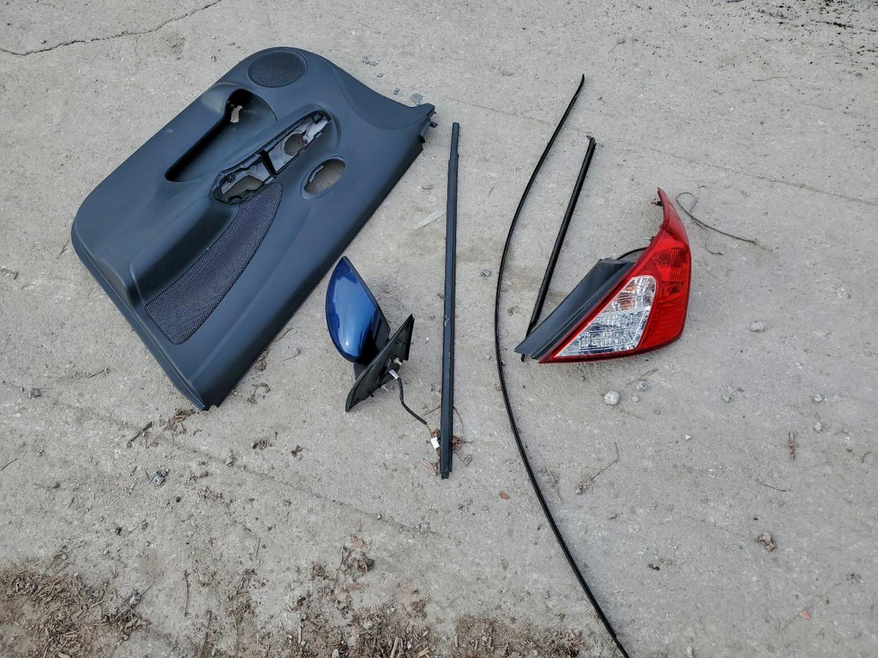 Nissan Versa S Image 8