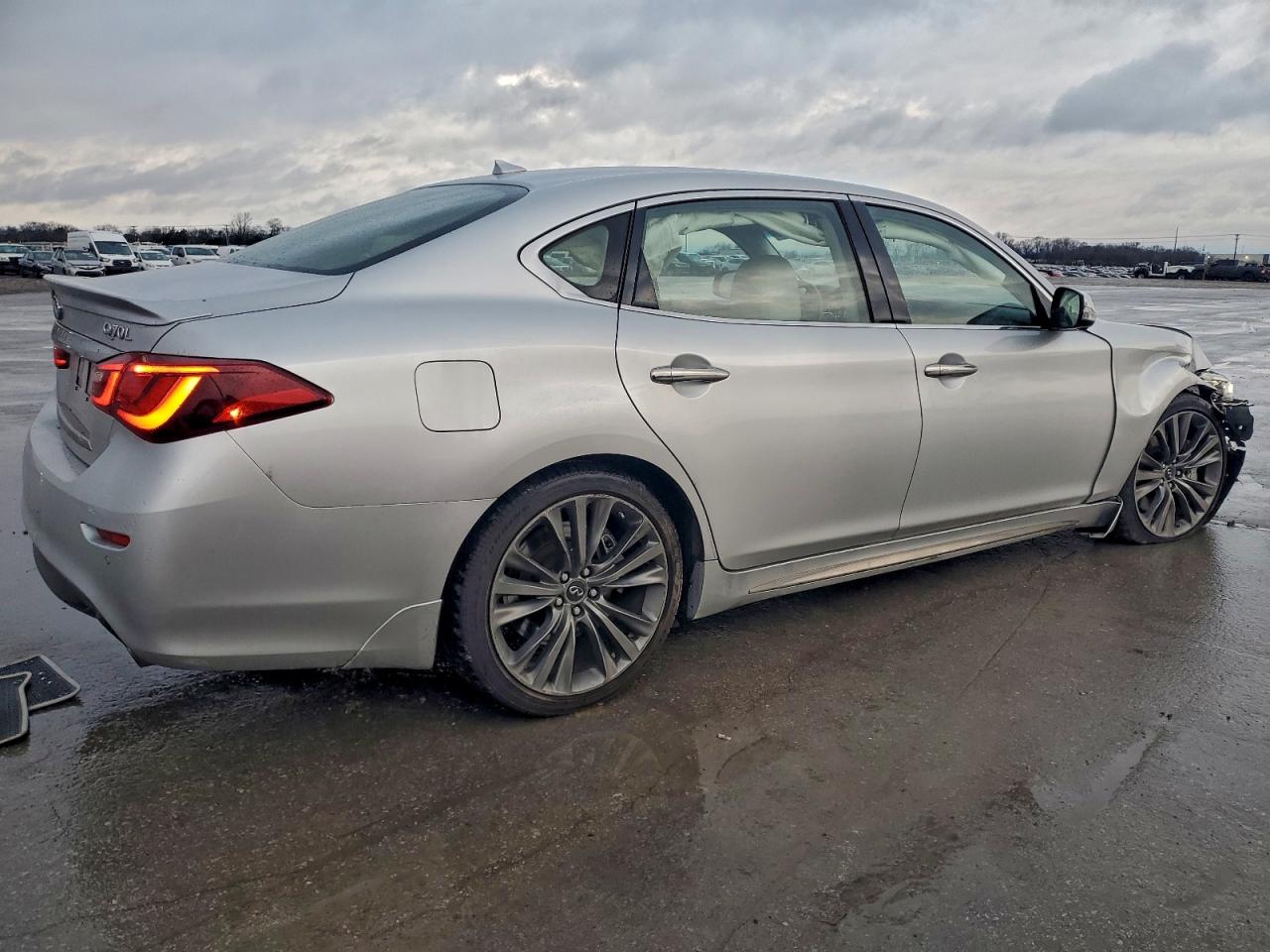 INFINITI Q70 3.7 Luxe Image 2