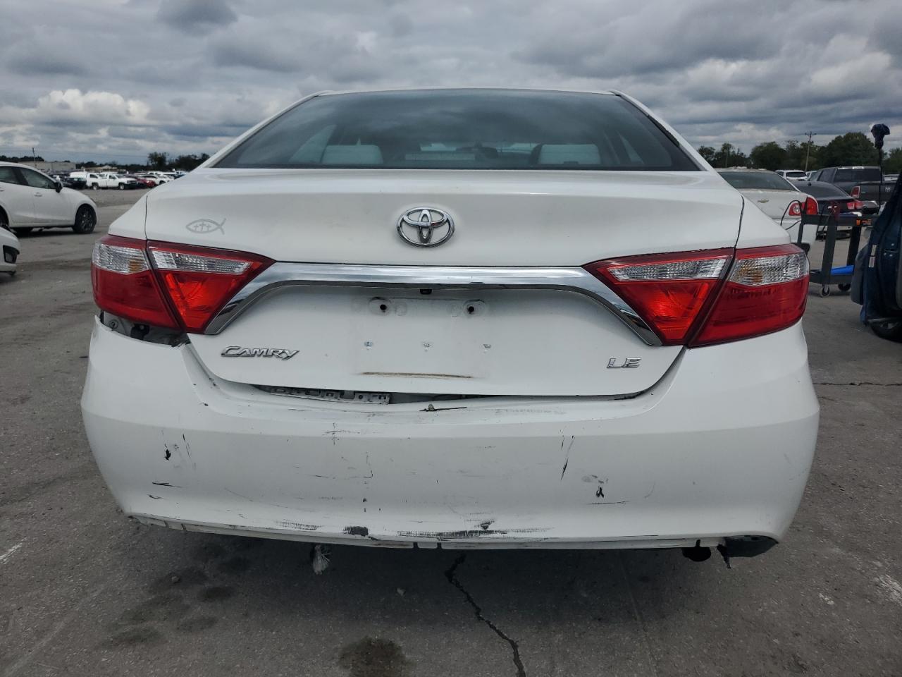 Toyota Camry Le Image 7