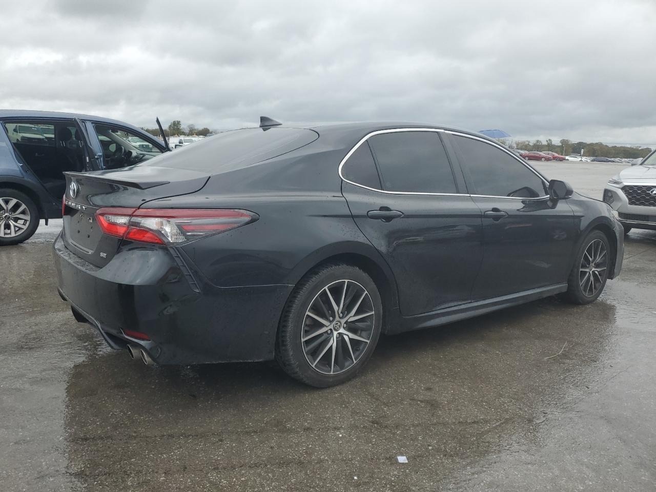 Toyota Camry Se Image 3