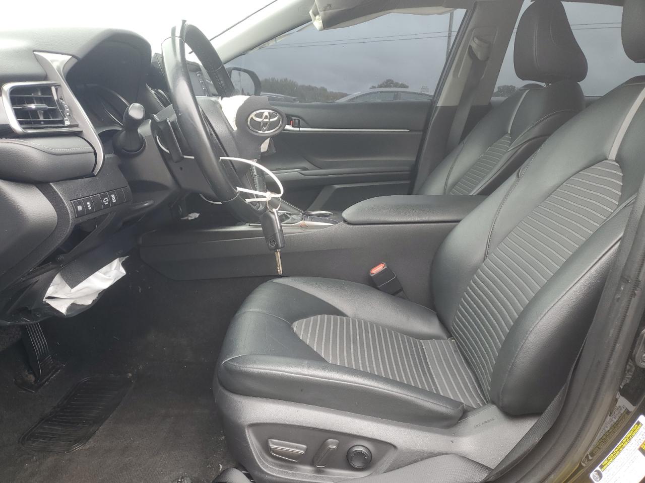 Toyota Camry Se Image 10